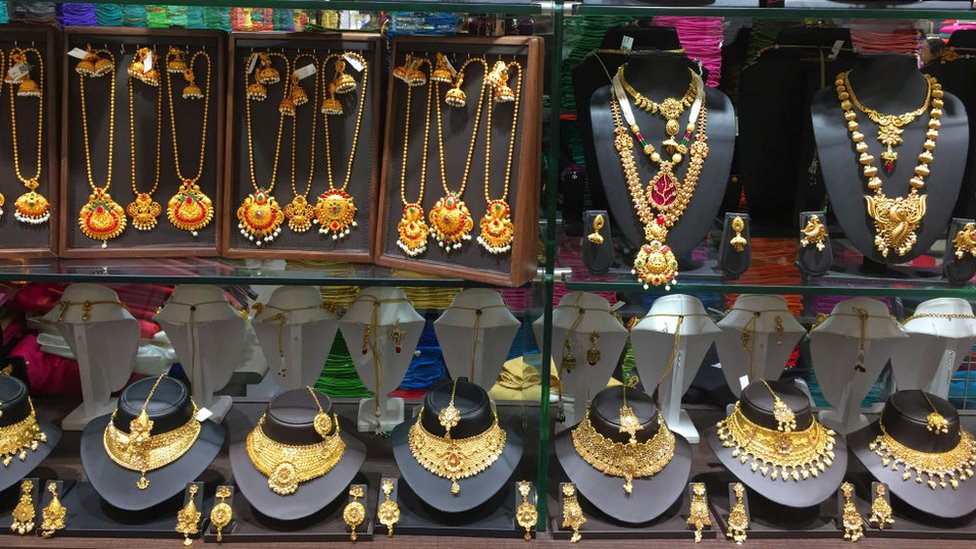 Dịch bệnh khiến người Ấn Độ phải bán vàng để trang trải cuộc sống