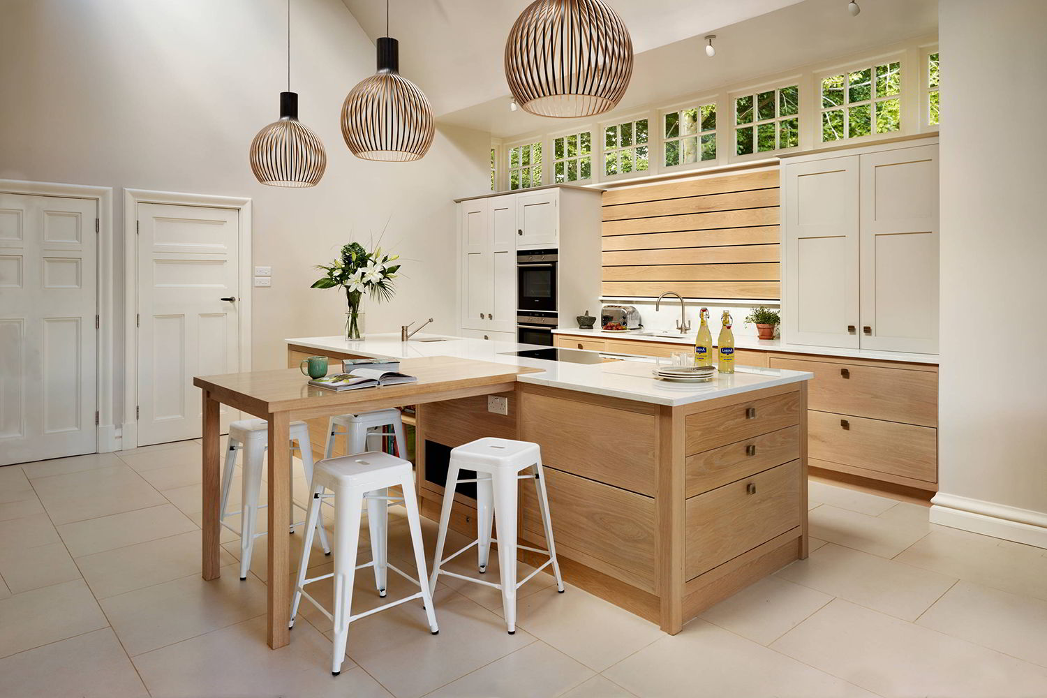 Đồ nội thất trong phòng bếp giữ nguyên màu sắc của gỗ, tone màu mật ong hay gỗ tối là sự lựa chọn của rất nhiều gia chủ yêu nét đẹp thân thiện với thiên nhiên.